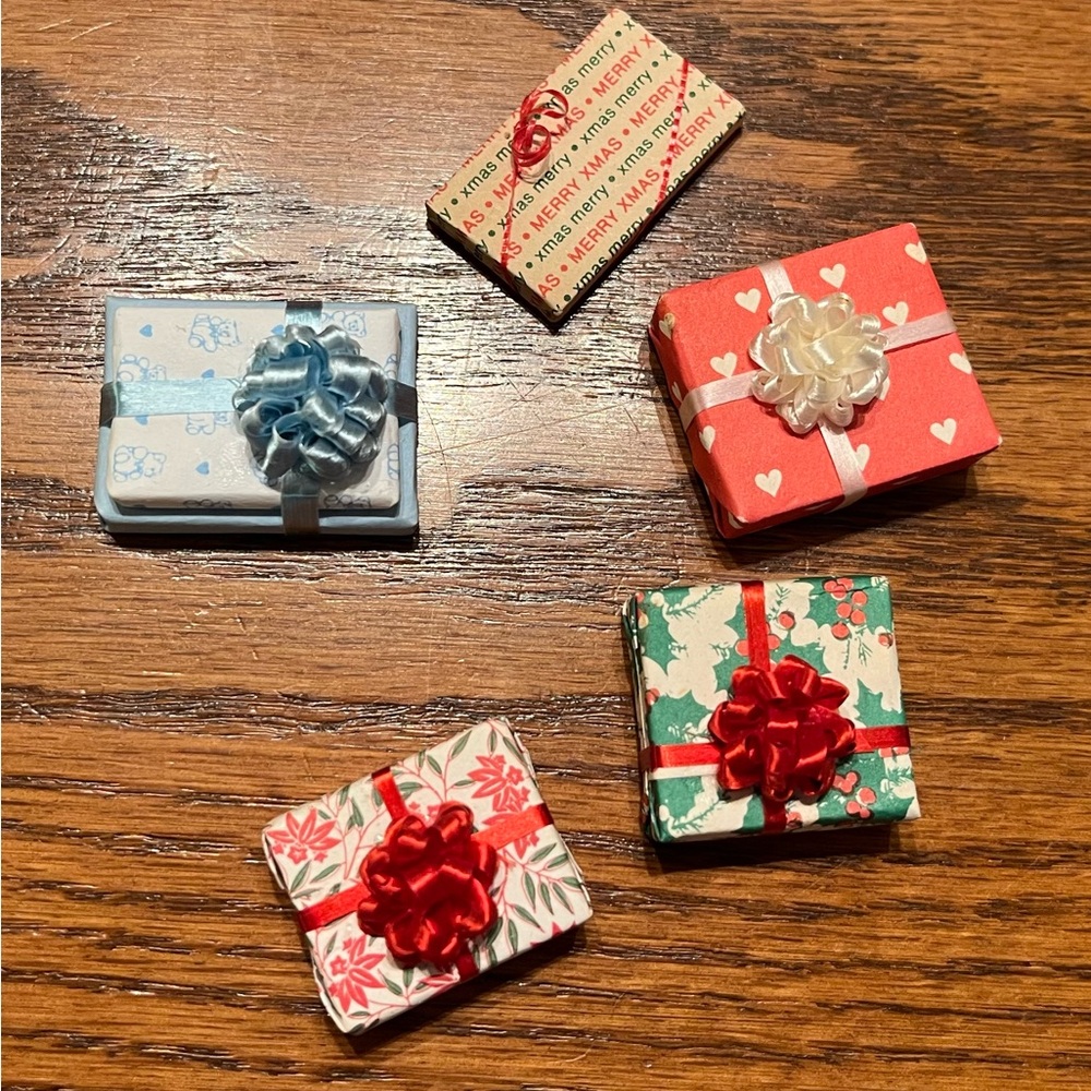 Vintage Dollhouse Miniatures Wrapped Gifts and Shopping Bags Lot.
